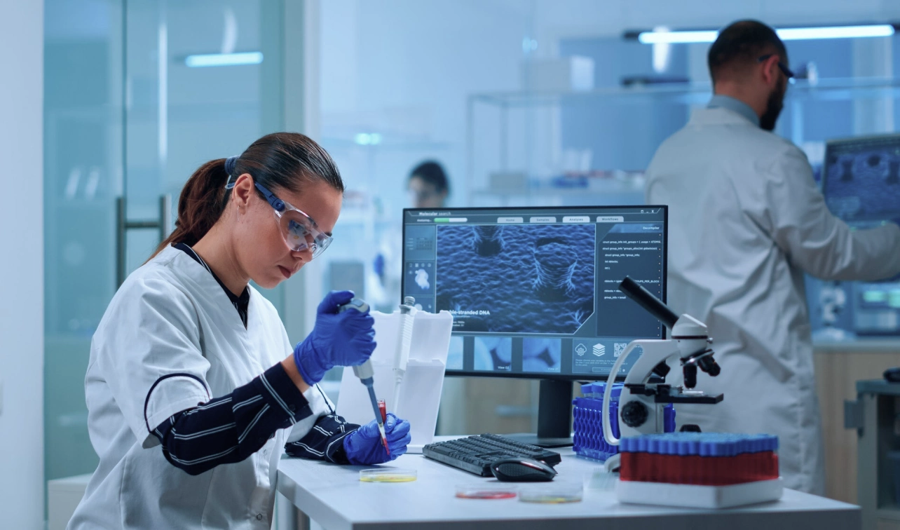 Medico realizando pruebas