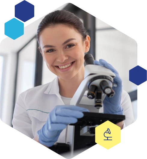 Medico revisando microscopio